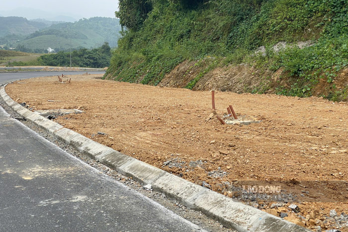 Ngoai he thong chieu sang dang trien khai, nhung doan co mat bang sach cung chuan bi duoc tham nhua. Anh: Dinh Dai