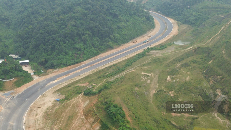 Duong giao thong duoc hien dai, dong bo giup thuc day giao thuong cho tinh Lao Cai. Anh: Dinh Dai 