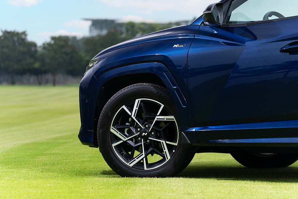 Thiet ke dau xe Tucson manh me, an chua nhieu cong nghe an toan ho tro nguoi lai. Anh: Hyundai