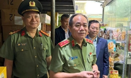 Trung tướng Nguyễn Thanh Tùng - Giám đốc Công an Hà Nội kiểm tra hoạt động sản xuất, kinh doanh tại làng nghề La Phù. Ảnh: CAHN