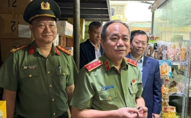 Lieutenant General Nguyen Thanh Tung - Director of Hanoi Police inspected production and business activities in La Phu craft village. Photo: CAHN