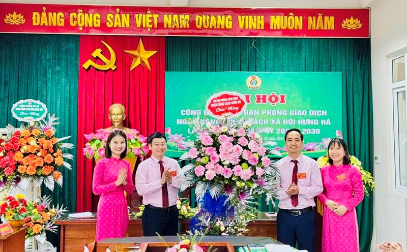 Exciting atmosphere at the Congress of the Trade Union of the Social Policy Bank Transaction Houses. Photo: Hung Yen Province Social Policy Bank