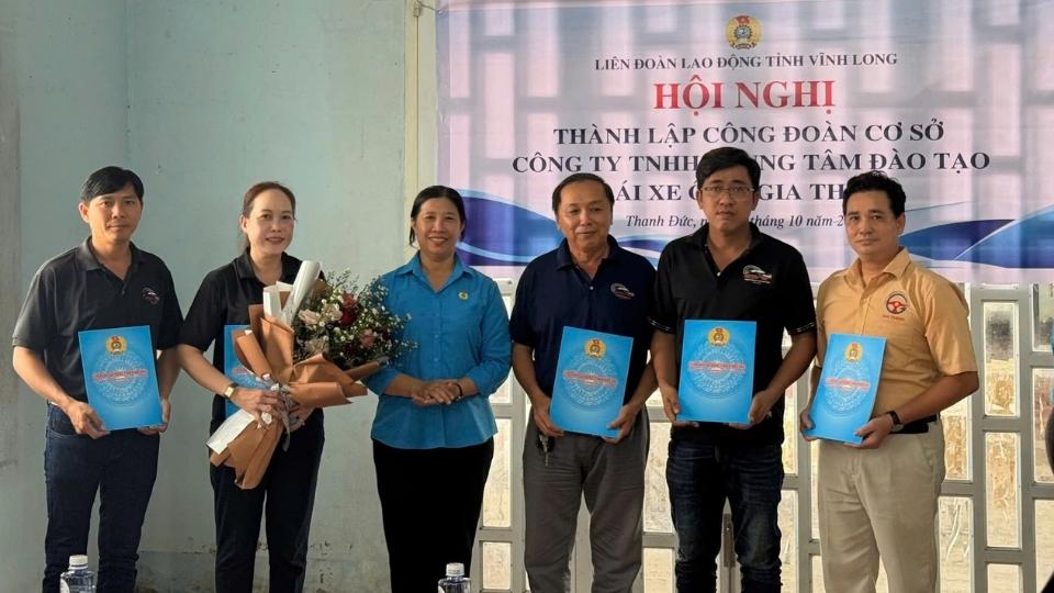 The leaders of the Vinh Long Provincial Federation of Labor presented the decision to establish the grassroots trade union of the Executive Committee of Gia Thinh Automobile Driving Training Center Company Limited. Photo: Vinh Long Provincial Federation of Labor