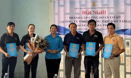 Lãnh đạo LĐLĐ tỉnh Vĩnh Long trao quyết định thành lập Công đoàn cơ sở Ban Chấp hành Công ty TNHH Trung tâm đào tạo lái xe ô tô Gia Thịnh. Ảnh: LĐLĐ tỉnh Vĩnh Long