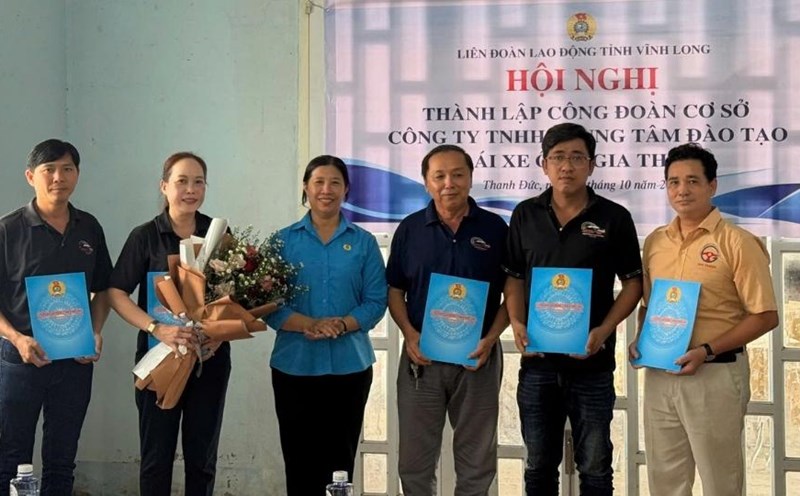 The leaders of the Vinh Long Provincial Federation of Labor presented the decision to establish the grassroots trade union of the Executive Committee of Gia Thinh Automobile Driving Training Center Company Limited. Photo: Vinh Long Provincial Federation of Labor