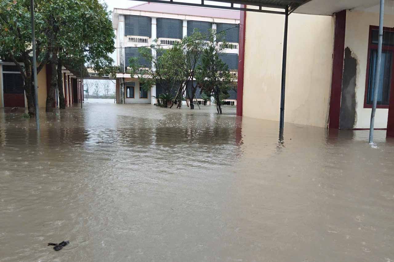 Today, October 31, Ha Tinh had heavy rain, flooding the schoolyard at Ha Huy Tap High School. Photo: Tran Khang