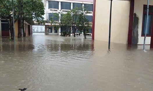 Hôm nay 31.10, Hà Tĩnh mưa lớn, ngập sâu sân trường ở Trường THPT Hà Huy Tập. Ảnh: Trần Khang