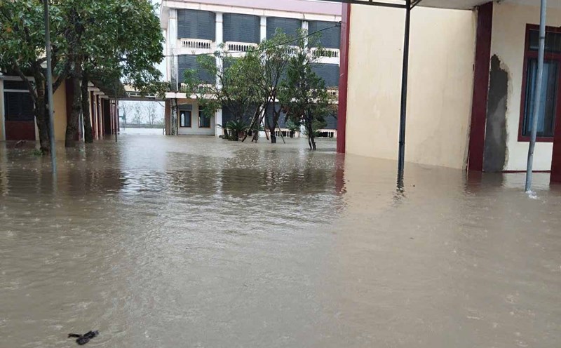 Today, October 31, Ha Tinh had heavy rain, flooding the schoolyard at Ha Huy Tap High School. Photo: Tran Khang