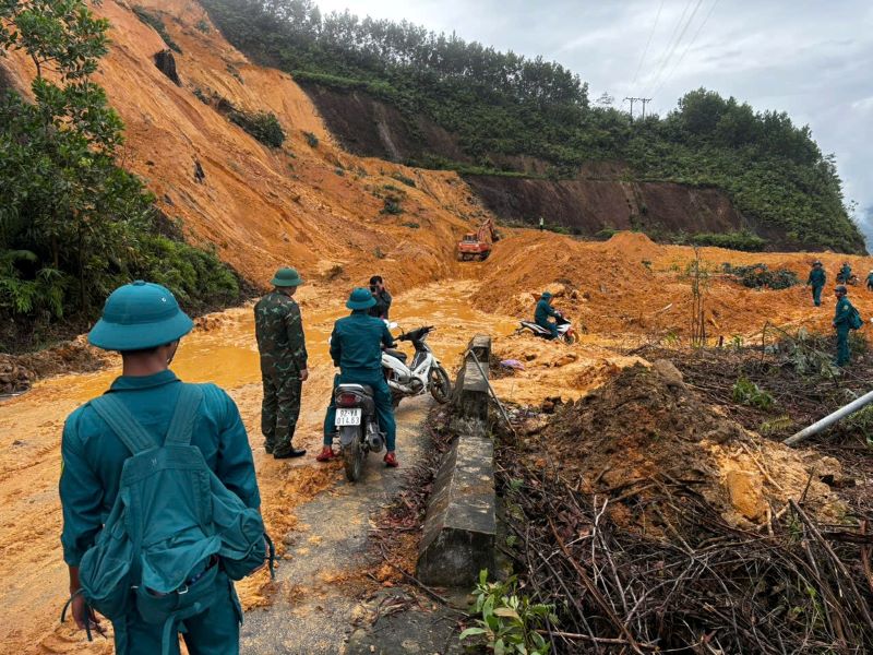 Luc luong bo doi khu vuc 3 cung dan quan cac xa da su dung phuong tien lu270, hanh quan bo tiep te luong thuc, thuc pham den cac khu dan cu bi co lap. Anh: Khai Dang