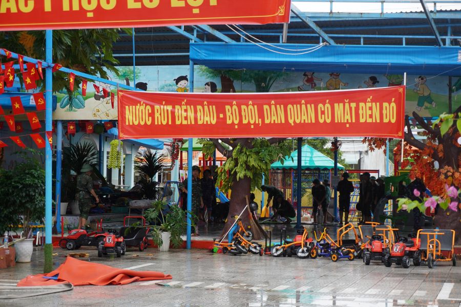 Armed forces and Da Nang people simultaneously took action to overcome the consequences of floods. Photo: Tran Thi