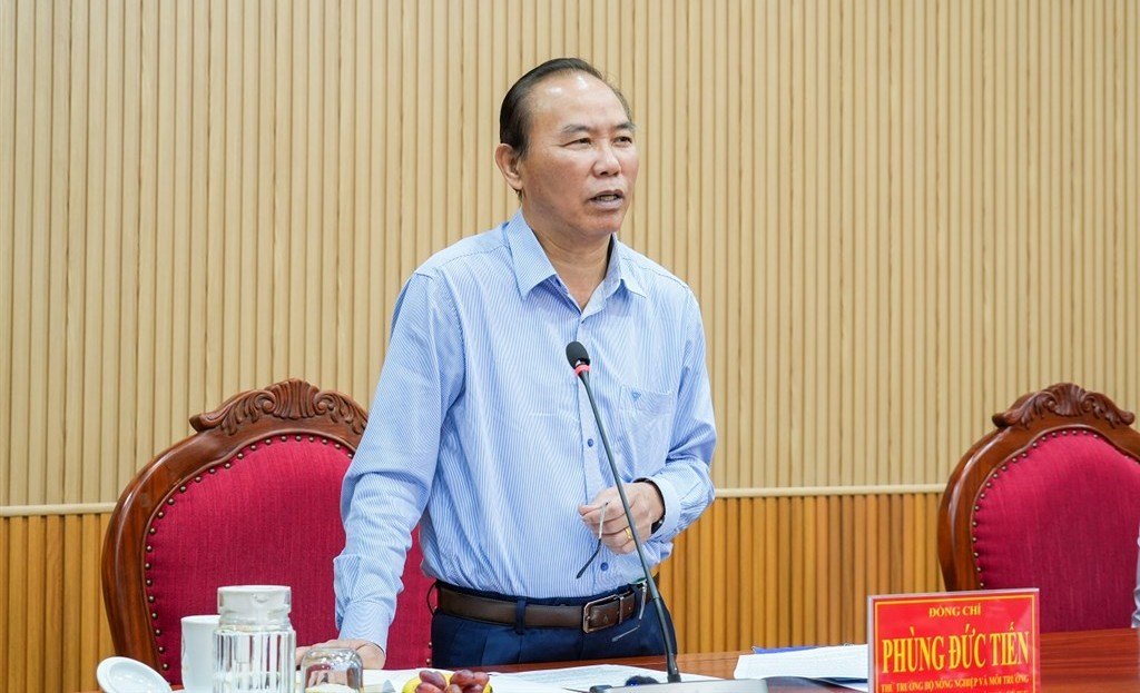 Thu truong Bo Nong nghiep Moi truong Phung Duc Tien bieu duong Ca Mau  cong tac chong khai thac IUU. Anh: Nhat Ho