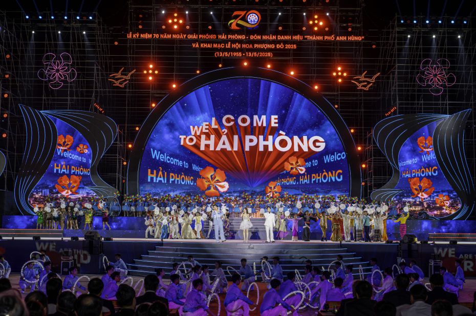 Ceremonia de celebracion del 70 aniversario del Dia de la Liberacion de Hai Phong - Recibiendo el titulo de 'Ciudad Heroica' y inaugurando el Festival de Flores Rojas 2025. Foto: Nguyen Hoan