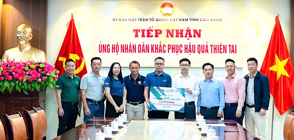 Representative of Wilmar CLV Group presented the sponsorship to Cao Bang province. Photo: Provided by the enterprise