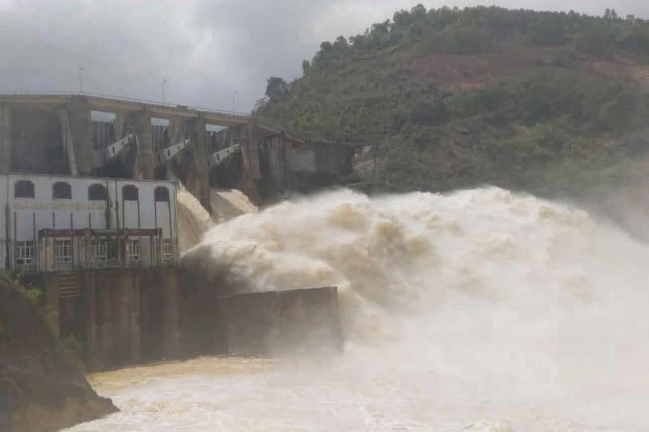 La centrale hydroelectrique de Ho Ho augmente le debit de deversement a partir de 14 heures de l'apres-midi du 31 octobre. Photo : Huong Thuy.