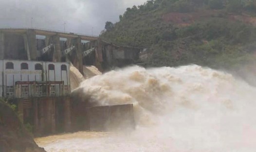 Thủy điện Hố Hô tăng lưu lượng xả tràn từ 14h chiều ngày 31.10. Ảnh: Hương Thủy.