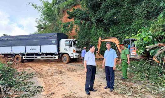 Ông Nguyễn Minh, Phó Chủ tịch tỉnh Lâm Đồng (chính giữa) kiểm tra công tác khắc phục sạt lở trên đèo Gia Bắc. Ảnh: Phúc Khánh