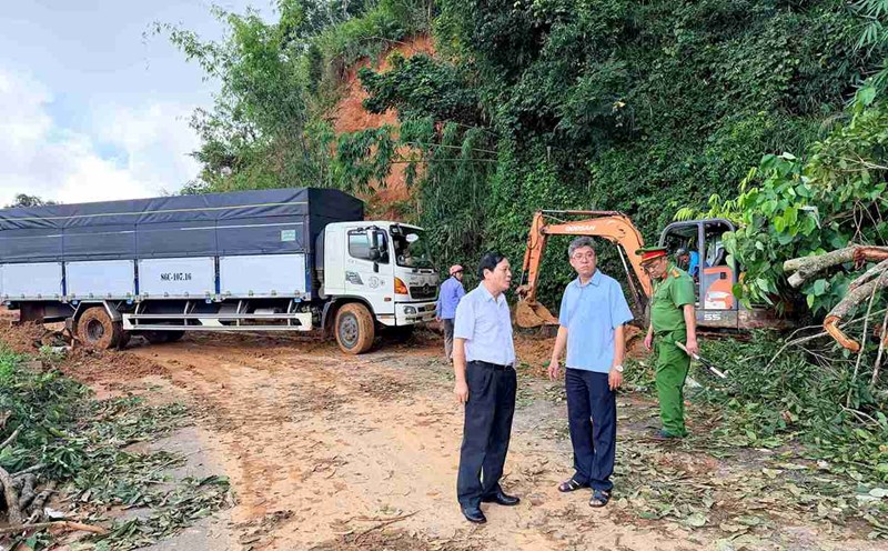 Mr. Nguyen Minh, Vice Chairman of Lam Dong province (middle) inspected the landslide repair work on Gia Bac Pass. Photo: Phuc Khanh