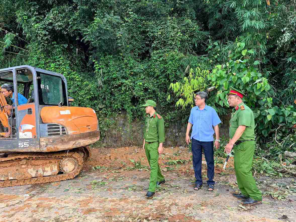 Pho Chu tich UBND tinh Lam Dong Nguyen Minh chi dao can khoan tham do de danh gia nguyen nhan sat lo tren deo Gia Bac. Anh: Phuc Khanh