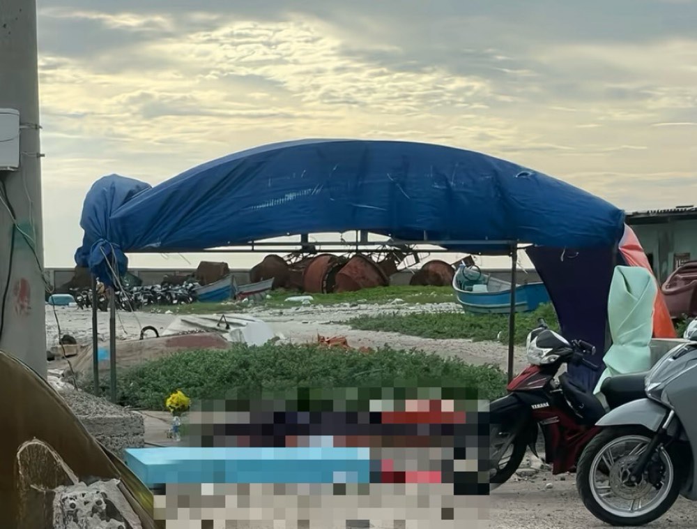 Thi thể người mất đầu trôi dạt trên biển, được tàu cá đưa vào cảng Phú Quý. Ảnh: Người dân cung cấp