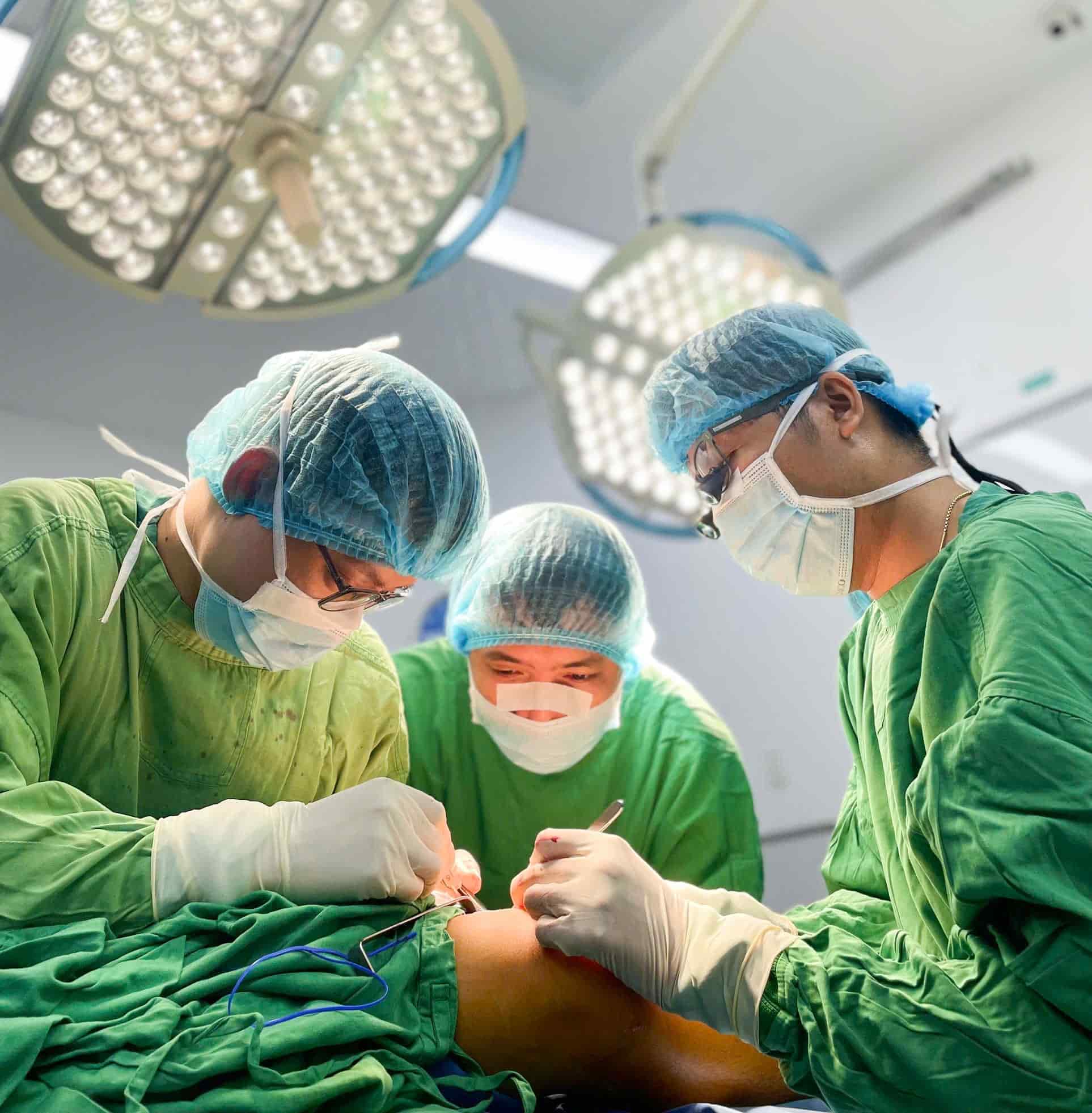 Be 7 tuoi o Da Nang thoat hoai tu tay nho ca mo 6 gio vang. Anh: Benh vien