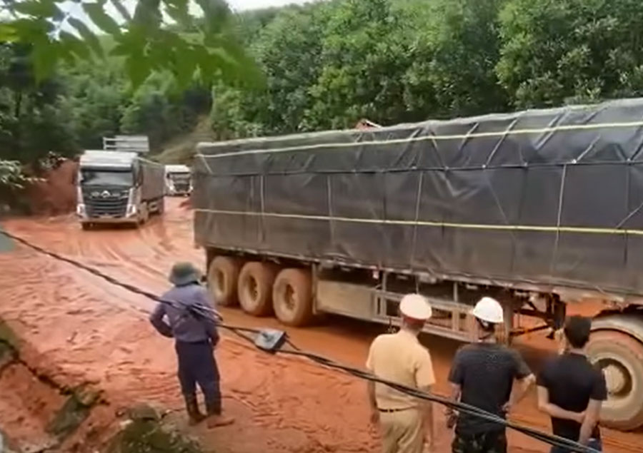 Vehicles move towards Da Nang City through Lo Xo Pass after the route is opened. Photo: Thanh Tuan