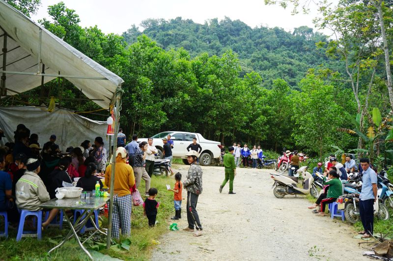 Nguoi dan thon Lam Chinh, xa Thanh Quan (Thanh Hoa) dung lan trai, phan doi trai lon gay o nhiem trong ngay 30.10. Anh: Quach Du