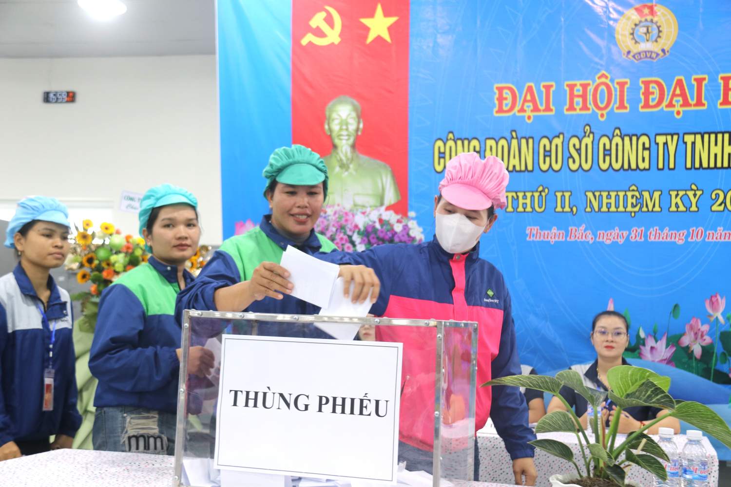 Cac dai bieu bo phieu bau Ban Chap hanh CDCS Cong ty Anh: Phuong Linh