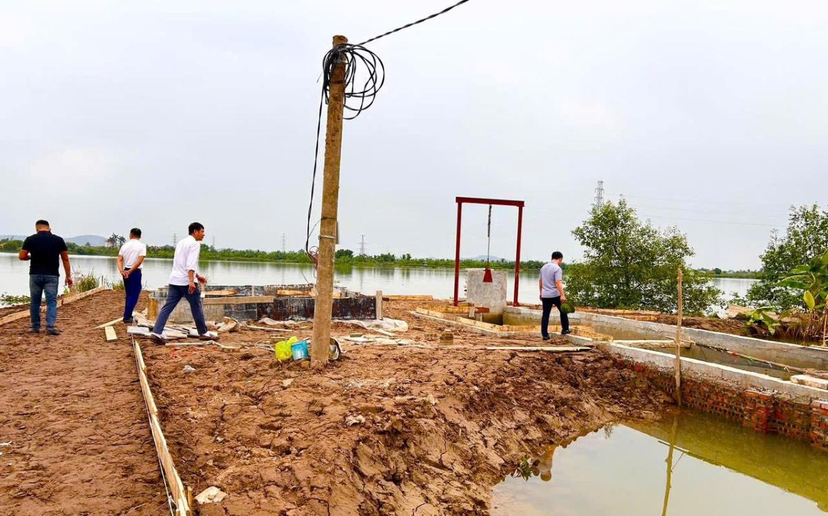 Xa Quyet Thang kien quyet xu ly vi pham hanh lang thoat lu. Ảnh: Cong TTDT Hai Phong