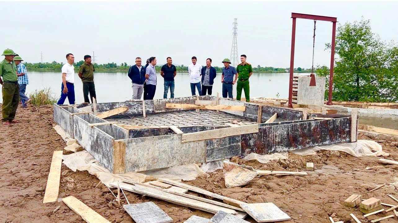 Quyet Thang 면 Lam Cao, 마을에 있는 Quach Thi P 씨 가구의 홍수 배수 통로 위반 건축물. 사진: Cỏng TTDT 하이퐁