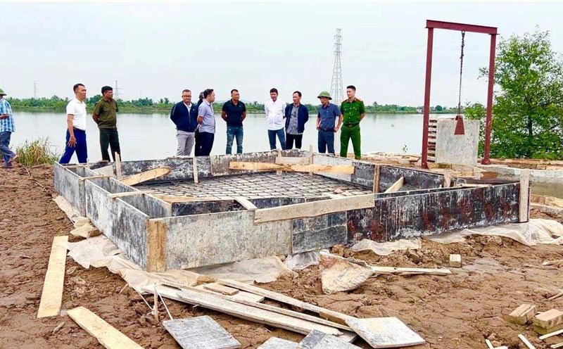 The project violated the flood escape corridor of Ms. Quach Thi P's household in Lam Cao village, Quyet Thang commune. Photo: Hai Phong Portal