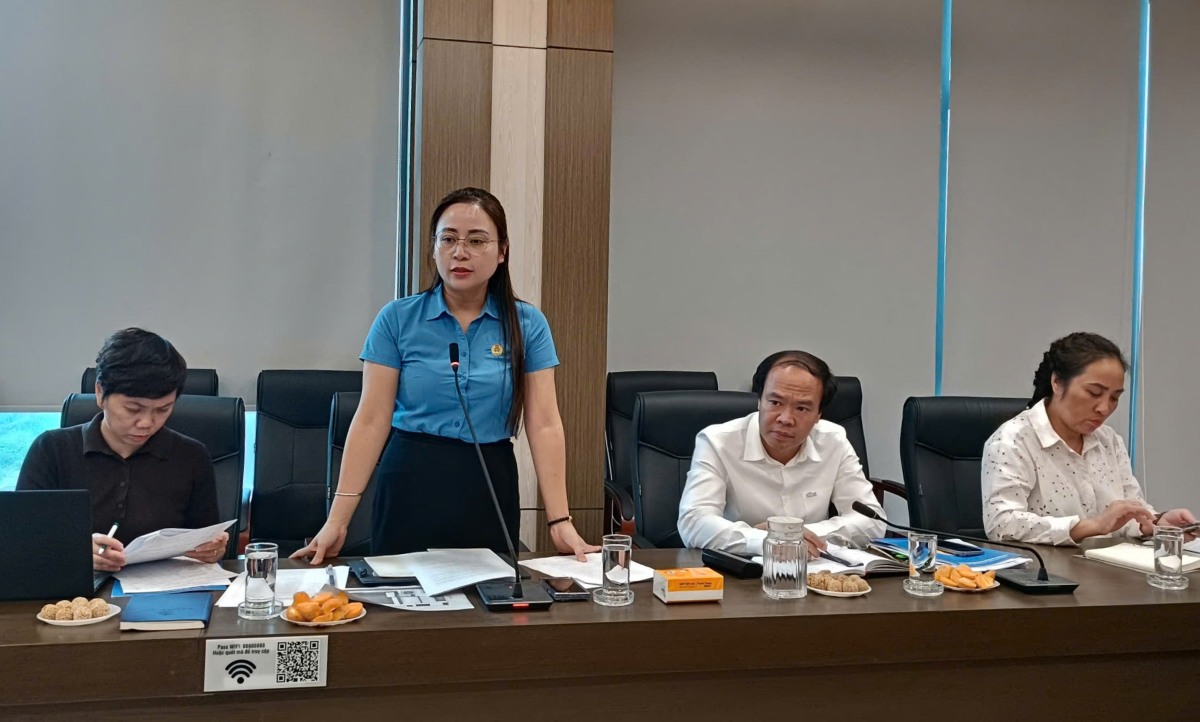 Lanh dao Trung tam Tu van phap luat va ho tro nguoi lao dong TP Hai Phong thong tin cac hoat dong trong khuon kho ngay hoi. Ảnh: Mai Dung