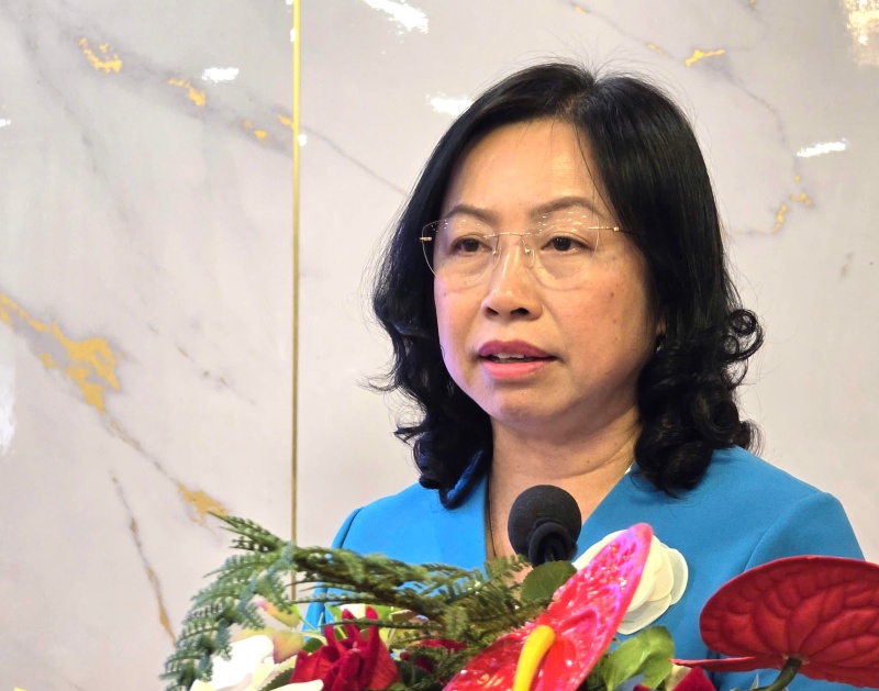 Permanent Vice President of the Vietnam General Confederation of Labor Thai Thu Xuong spoke at the conference to collect comments from union officials, union members, and workers in the Southern region on draft documents to be submitted to the 14th National Congress of the Party. Photo: Nam Duong