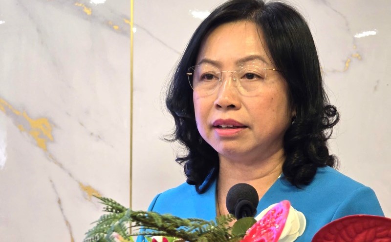 Permanent Vice President of the Vietnam General Confederation of Labor Thai Thu Xuong spoke at the conference to collect comments from union officials, union members, and workers in the Southern region on draft documents to be submitted to the 14th National Congress of the Party. Photo: Nam Duong