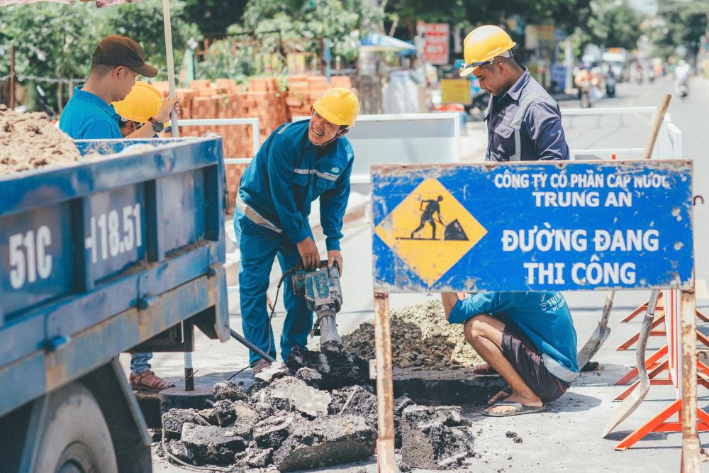 Thi công các công trình cấp nước tại TPHCM. Ảnh: An Huy