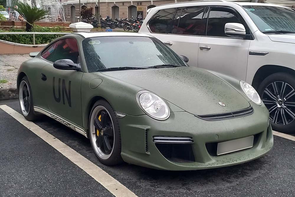 El Porsche 911 Carrera 997 modificado con el exclusivo kit de carroceria Vorsteiner junto con el ala del viento 'cabeza de pato' y el color de pintura militar destacan en las calles de la ciudad de Ho Chi Minh. Foto: Ngoc Tai
