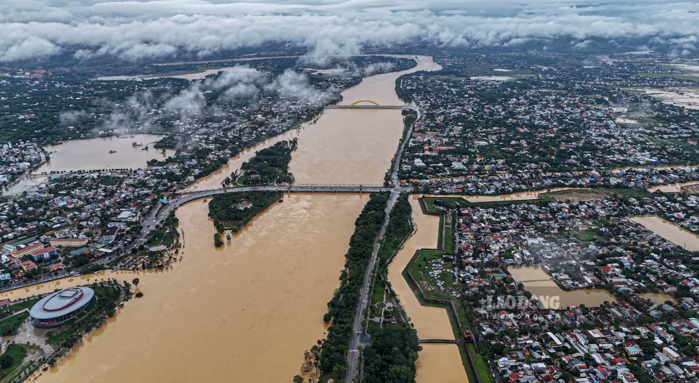 The historic "big red flood" lasted nearly 4 days, causing widespread flooding in Hue City. Photo: Nguyen Luan.
