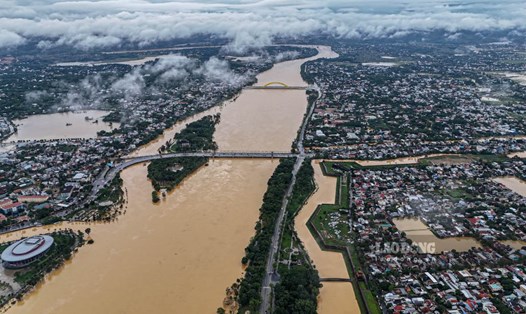 Trận “đại hồng thủy” lịch sử kéo dài gần 4 ngày đã gây ngập diện rộng ở TP Huế. Ảnh: Nguyễn Luân.