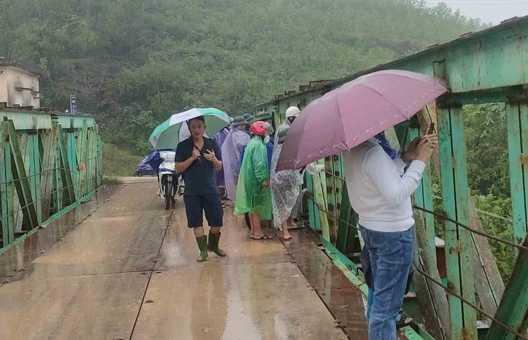 Nhieu nguoi dan len nghe ngong, xem xa tran ho Ke Go. Anh: Tran Tuan.