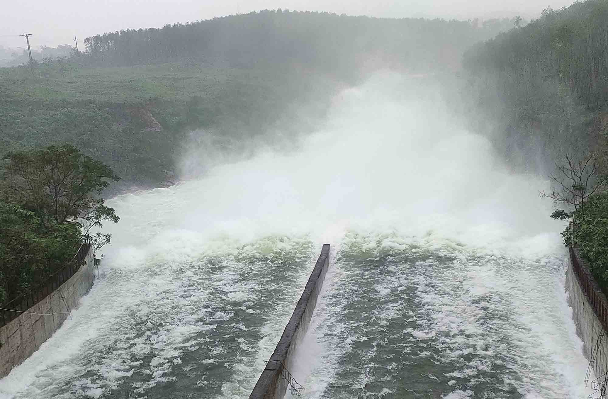 柯碁湖は午後5時から350㎥/秒から800㎥/秒で氾濫した。 10月31日。写真：トラン・トゥアン.