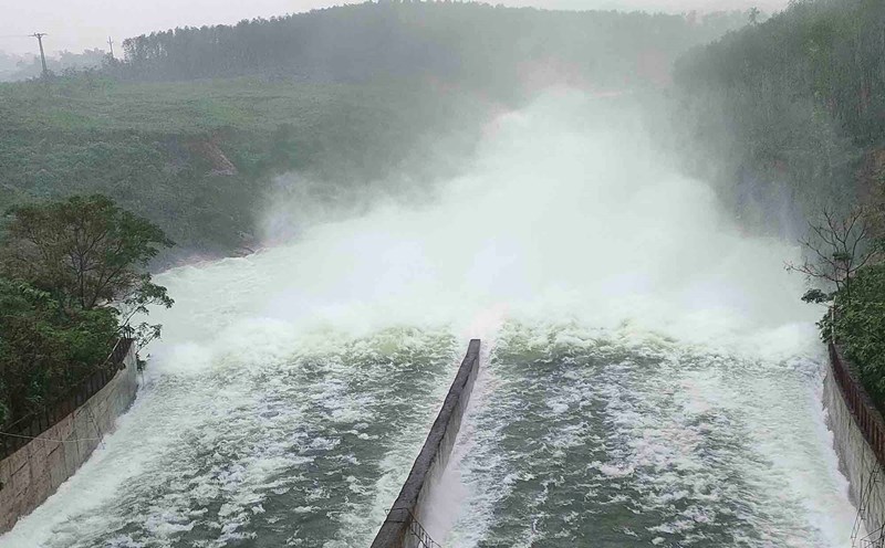 Ke Go Lake has an overflow level of 350m3/s - 800m3/s from 5:00 p.m. on October 31. Photo: Tran Tuan.