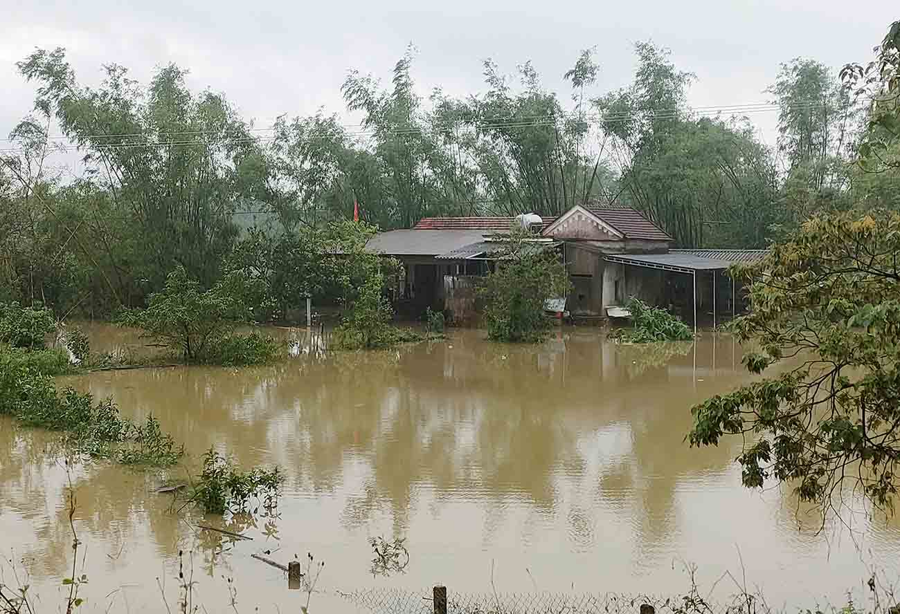 Nuoc da ngap vao san cua mot so ho dan vung trung thap cua xa Cam Due. Anh: Tran Tuan.