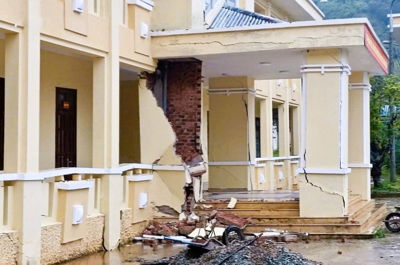 Toan canh tru so UBND xa Hung Son, TP Da Nang vua xay ra sat lo nghiem trong, tiem an nguy co sap cuc bo neu mua lon keo dai. Anh: Truong An