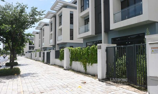 Nhiều căn nhà tại khu đô thị Dương Nội (TP Hà Nội) không có người sinh sống, cỏ dại mọc um tùm. Ảnh: Thành Nhân