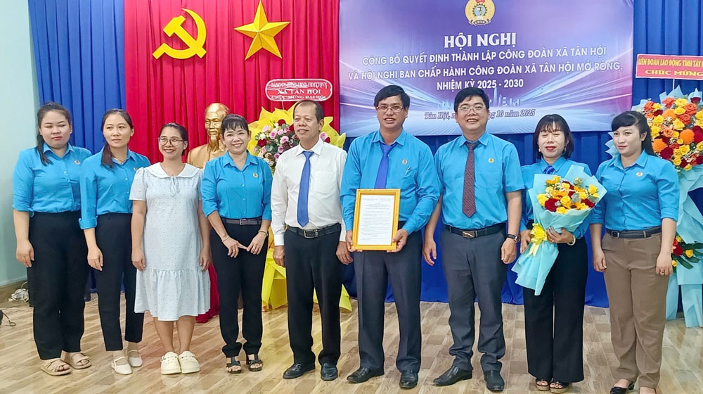 Handing over the Decision to establish the Tan Hoi Commune Trade Union, Tay Ninh Province. Photo: Phuong Dung