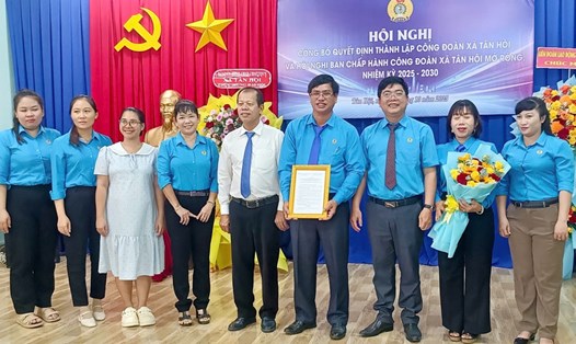 Trao Quyết định thành lập Công đoàn xã Tân Hội, tỉnh Tây Ninh. Ảnh: Phương Dung