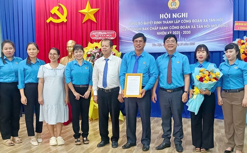 Handing over the Decision to establish the Tan Hoi Commune Trade Union, Tay Ninh Province. Photo: Phuong Dung