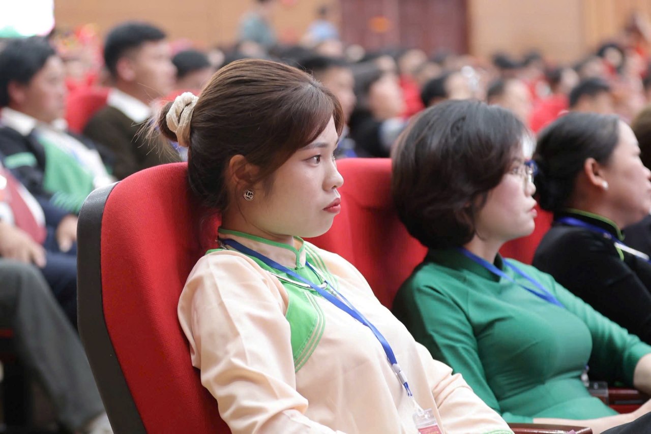 Viec mac trang phuc truyen thong dan toc giup Dai hoi them ruc ro mau sac (tren anh dai bieu mac trang phuc dong bao dan toc Muong). Anh: Van Duc