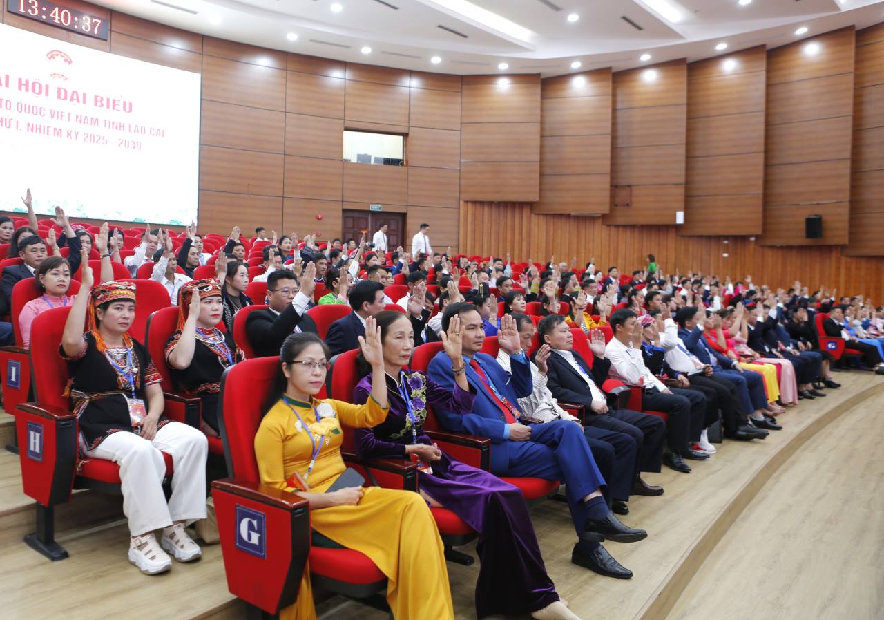 Dai bieu du dai hoi bieu quyet cac noi dung, chuong trinh dai hoi. Anh: Van Duc 