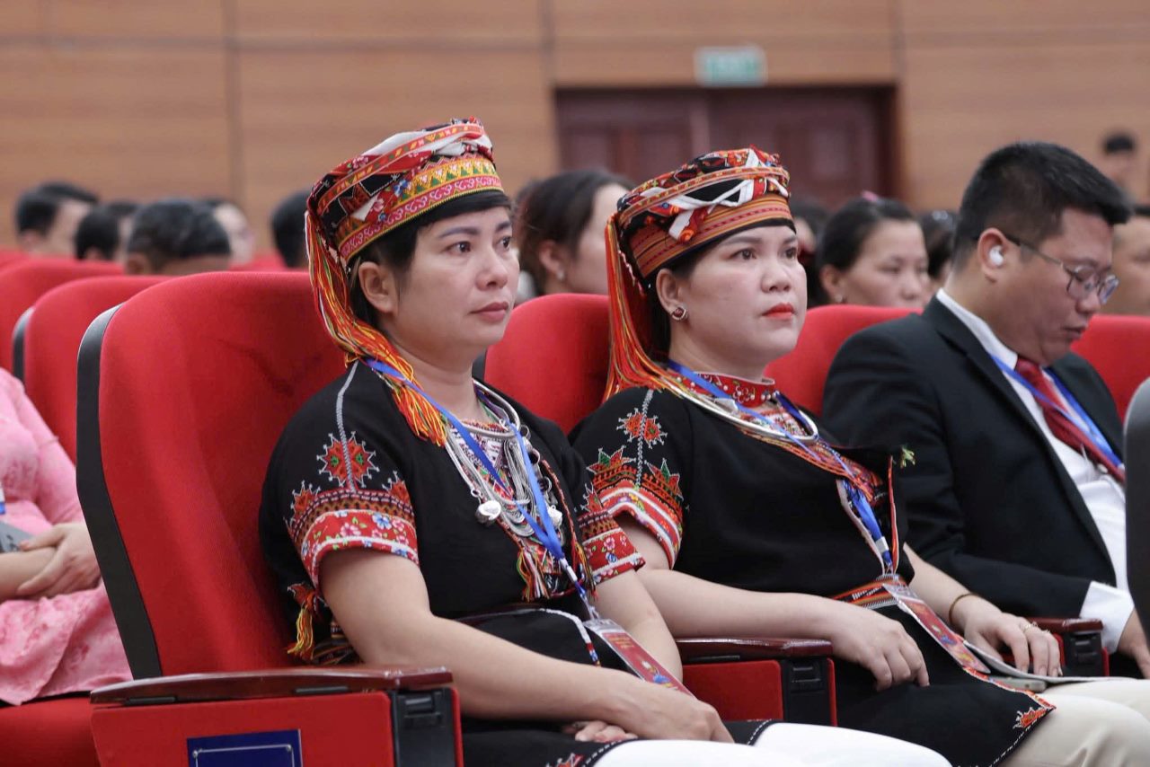 Dai bieu mac trang phuc dong bao Dao do du Dai hoi. Anh: Van Duc