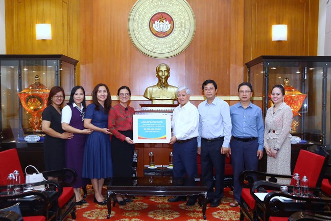 ドー・ヴァン・チエン氏 - 政治局員、党中央委員会書​​記、ベトナム祖国戦線中央委員会委員長は、ハノイ市タンスアン区のタンスアンチュン小学校から支援を受けました。写真: ミン・ヒエン